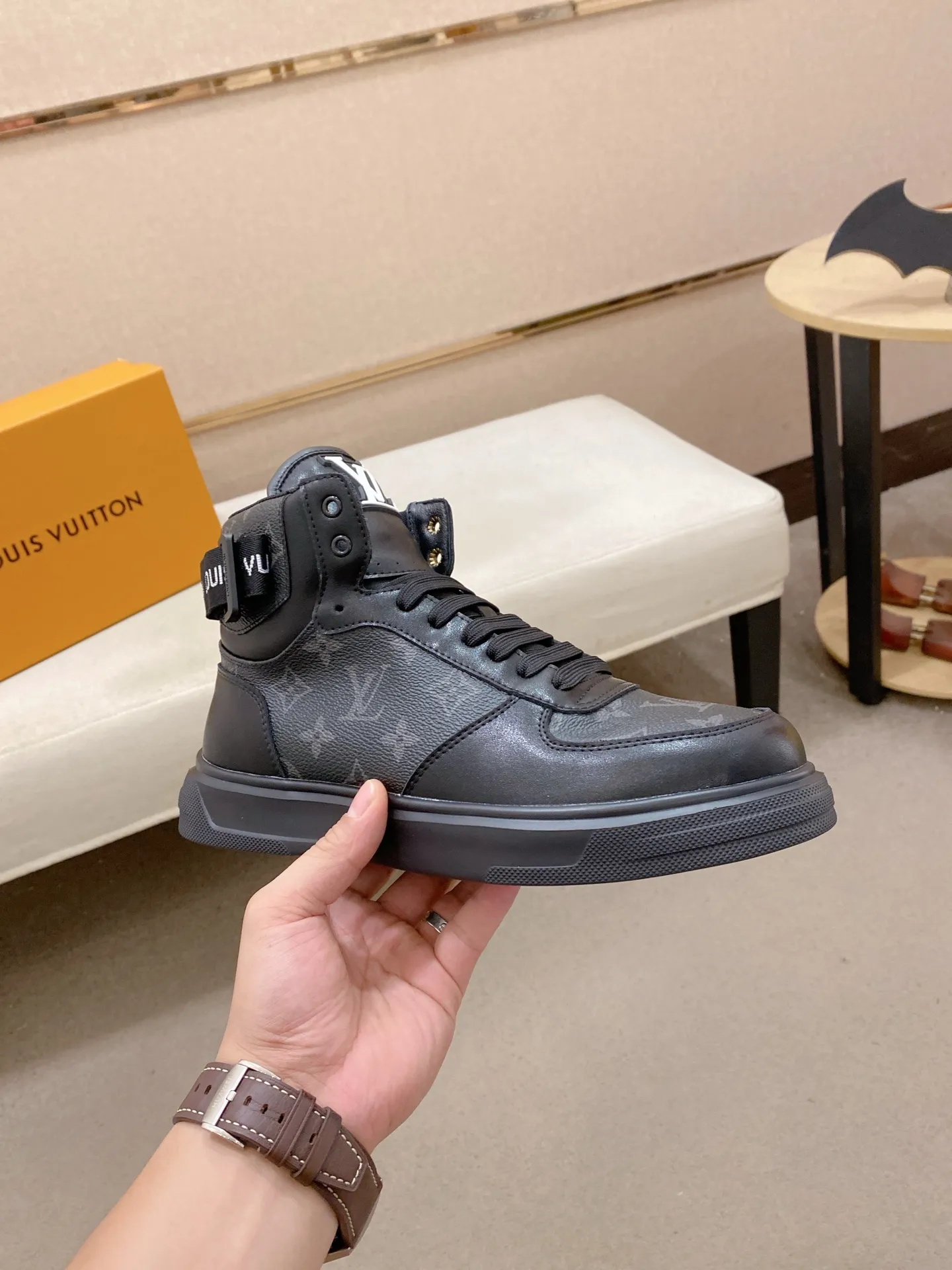 Men's shoes 420💰louis vuitton (Louis Vuitton/lv)🔍🔍The new counters are on sale at the same time. The uppers are imported from Italy. ⃣️Re-engraved🇮🇹💪💪, ⚠Sole: The original sole is specially provided by the original factory, the exclusive movable molded sole is super comfortable, ⚠Original and single goods 🔍high quality, you can enter and leave the counter at will, welcome to compare⚠. Code number: 38-44 (45/customized, non-refundable)
